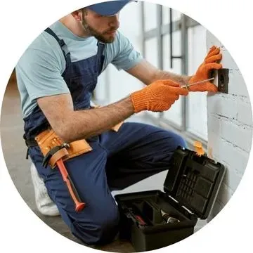 Eletricista com atendimento imediato em São Bernardo do Campo 24h Eletricista com atendimento imediato em São Bernardo do Campo realizando serviço emergencial