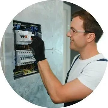 Eletricista de emergência comercial em São Bernardo do Campo atendimento imediato Eletricista de emergência comercial em São Bernardo do Campo realizando atendimento urgente