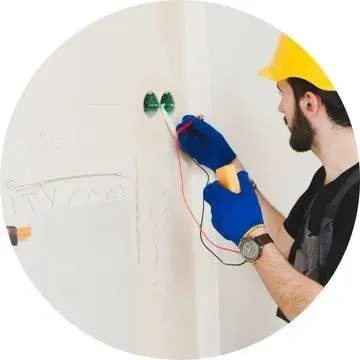 Eletricista plantão 24 horas em São Bernardo do Campo atendimento imediato Eletricista plantão 24 horas em São Bernardo do Campo realizando atendimento emergencial