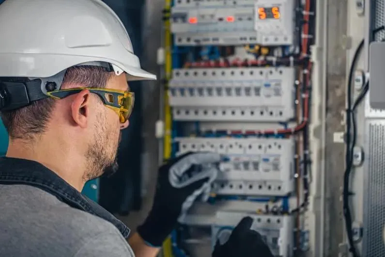 Eletricista para disjuntor desarmando em São Bernardo do Campo realizando diagnóstico no quadro elétrico.