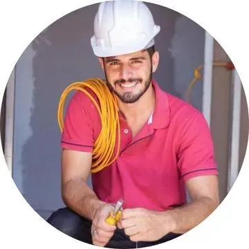 Diagnóstico do Disjuntor e Circuito Elétrico Eletricista realizando diagnóstico para descobrir se o problema está no disjuntor ou no circuito elétrico